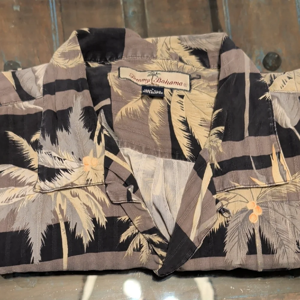 Tommy Bahama Palm Paradise Quilt in Black and Tan
